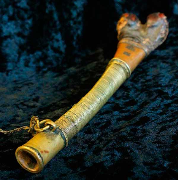 Музыкальный инструмент канглинг. Тибетская флейта ганлин. Ганлин музыкальный инструмент. Флейта из человеческой кости Кунсткамера. Флейта из человеческой кости.