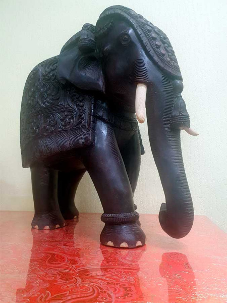 Большой индийский интерьерный слон из красного дерева тик