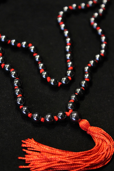 Четки из гематита с узелками 108 бусин, д=8мм