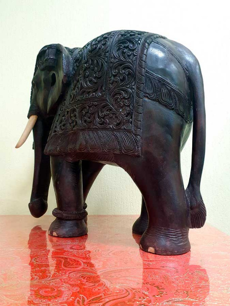 Большой индийский интерьерный слон из красного дерева тик