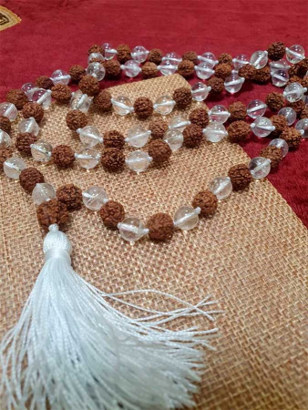 Сидха-маалаа из рудракши и горного хрусталя 108 бусин, д=8мм(белая нить)