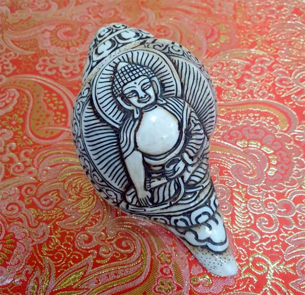 Тибетская поющая раковина Шанка с резным Буддой