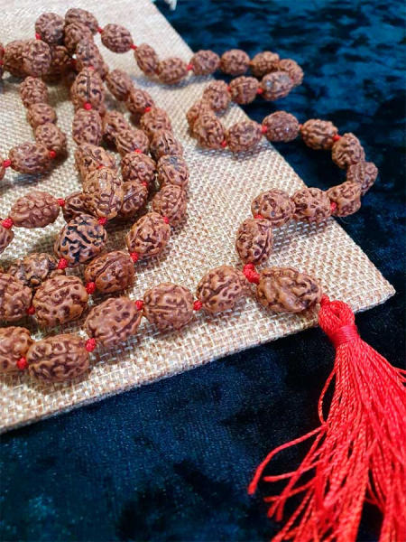 Четки из трех ликой рудракши 108 бусин, д=9 мм