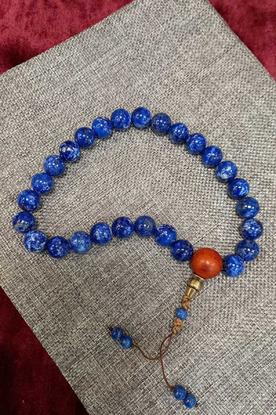 Четки буддийские из афганского лазурита 27 бусин д=12мм, гуру бусина дерево падук 