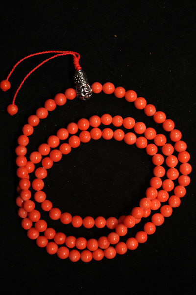 Четки из светло - красного коралла 108 бус, д=8мм