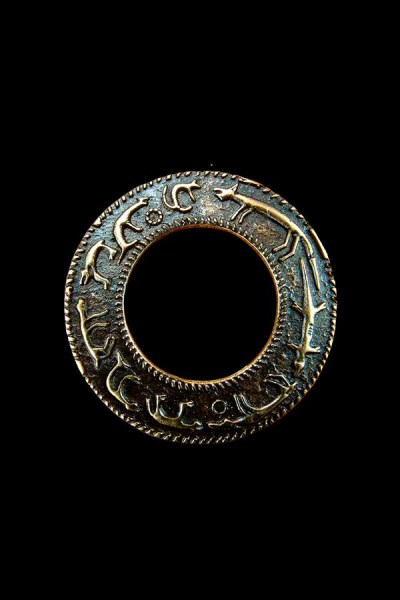 Брошь-фибула из латуни «Промысловый календарь Коми»