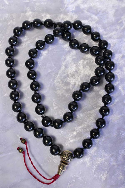 Четки буддийские из шунгита 54 бусины с узлами, д=10мм