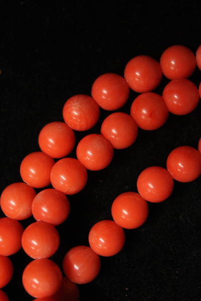 Четки из светло - красного коралла 108 бус, д=8мм